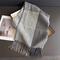 Dettaglio di una sciarpa a quadri grigi con frange morbide su vassoio elegante - Grigio(WT276-1)
