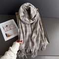 Détail d'une écharpe à carreaux et franges dans un coffret cadeau noir élégant - 200cmx66cm / Gris (WT274-3)