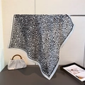 Elegante foulard quadrato con stampa leopardata in bianco e nero appeso accanto a una borsa - 68x68cm / Bianco (FR166-2)