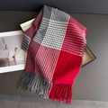 Dettaglio di sciarpa spessa a quadri con blocchi di colore rosso e grigio e lunghe frange - Rosso(WT276-3)
