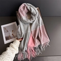 Dettaglio di morbida sciarpa a quadri con frange rosa grigio e trama accogliente - Rosa(WT276-4)