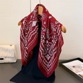 Gros plan du foulard en coton lin à motif cachemire bordeaux sur un cintre en bois - Rouge Vin (FR170-1)