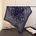 Carré de coton bleu marine à motif paisley avec imprimés blancs sur tige en métal - Bleu Marine (FR170-2)