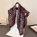 Écharpe marron en coton et lin avec motif paisley portée sur un mannequin - Marron Café (FR170-3)