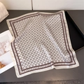 Eleganter Seidenschal mit geometrischem Print auf stilvollem grauem Hintergrund - Weißes geometrisches Muster