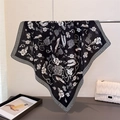 Élégant foulard en soie noir et blanc avec imprimé camélia et motifs à la mode - Noir