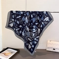 Foulard carré bleu marine élégant avec motif floral et bordure à rayures en exposition - Bleu marine