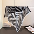 Carré de soie élégant pour femme avec motif rayures géométriques noir et blanc chic - Noir et Blanc (FR160-4)