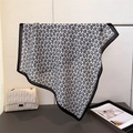 Carré de soie élégant à motif paisley noir et blanc suspendu sur un support en métal - 68x68cm / Blanc