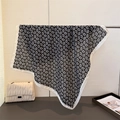 Carré de soie noir et blanc à motif cachemire avec ourlet contrasté suspendu sur une barre - 68x68cm / Noir