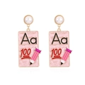 Orecchini stile scolastico con matite in smalto rosa e perle su sfondo bianco puro - Rosa