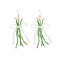 Boucles d'oreilles marguerites perlées avec tiges vertes, nœuds blancs et gouttes de perles - Coloré