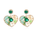 Orecchini vintage a cuore con cristalli verdi e fiori su sfondo bianco puro - Verde Sfumato