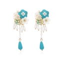 Pendientes vintage de flores con borlas, turquesa y perlas sobre un fondo blanco - Colorido