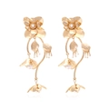 Böhmische goldene Blattblumen-Ohrhänger mit Schichten und weißen Perlen - Gold