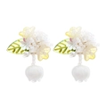 Pendientes de flores hechos a mano con hoja verde y colgantes de lirio de los valles - Blanco