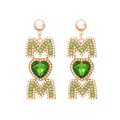 Orecchini dorati con gemme a cuore verdi, perle bianche e design con lettere MOM - Verde