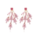 Elegante goldfarbene Blattohrringe mit rosa Kristallen im Marquiseschliff auf weiß - Rosa