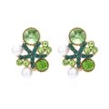 Orecchini a fiore vintage dorati con cristalli verdi e perle su sfondo bianco neutro - Verde