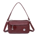 Elegante borsa a mano bordeaux con stampa coccodrillo e pendente decorativo in metallo - Rosso