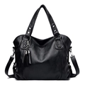 Klassische schwarze Shopper-Tasche aus Kunstleder mit zwei Quasten und Schultergurt - Schwarz