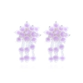 Détail des boucles d'oreilles artisanales en perles lilas avec pompons floraux - Mauve Clair