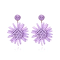 Orecchini a fiore in rafia lavanda fatti a mano in stile boho su uno sfondo bianco - Viola