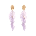 Elegante Ohrringe mit Goldblatt und lila Blütenblatt-Quasten auf weißem Hintergrund - Lila