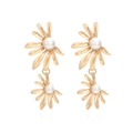 Eleganti orecchini pendenti a fiore dorati con perle bianche e design a margherita - Oro