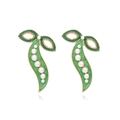 Orecchini a baccello verde con perle bianche e placcatura in oro su sfondo bianco - Stile Baccello di Pisello Verde / Verde