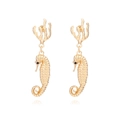 Pendientes colgantes de coral y caballito de mar dorados con diseño animal chic - Dorado