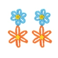 Orecchini fatti a mano all'uncinetto con fiori blu e arancioni a strati e perline gialle - Contrasto Blu e Arancione