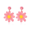 Pendientes de flores de rafia rosa tejidas a mano con centro amarillo estilo bohemio - Rosa