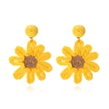 Pendientes colgantes de girasol tejidos a mano en rafia para un estilo bohemio - Amarillo