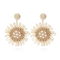 Handgemaakte raffia zonnebloem oorbellen met kralen in natuurlijke boho stijl - Broken Wit