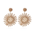 Boheemse raffia zonnebloem oorbellen met handgemaakte kralen op een witte achtergrond - camel