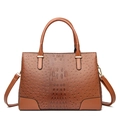 Braune Handtasche aus Leder mit Straußen- und Krokodilprägung und goldenen Metallelementen - Braun