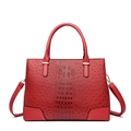 Sac fourre-tout rouge en cuir gaufré autruche et crocodile avec détails métalliques dorés - Bordeaux