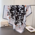 Lussuoso foulard in seta stampata in bianco e nero con eleganti fiori color arancio - Nero (FM280-1) / 90x90cm