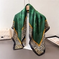 Elegante foulard in finta seta verde smeraldo con motivi floreali e stampa leopardata - 90x90cm / Verde (FM288-2)