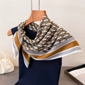 Elegante foulard di seta retrò con motivo a catena e accenti dorati su maglia blu navy - Marrone