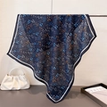 Détail d'un foulard en soie bleu foncé à imprimé floral suspendu à une barre en métal - 68*68cm / Bleu marine
