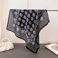 Élégant foulard en soie noir et blanc à motif marguerite avec sac à main en perles - 68x68cm / Noir (FR142-1)
