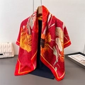 Dettaglio del foulard di seta quadrato con motivi floreali rossi e arancioni e pesci rossi - 90*90cm / Rosso (FM297-3)