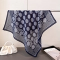 Carré de soie bleu marine avec motifs mandala blancs et bordure de chaîne élégante - 68x68cm / Bleu Marine (FR142-2)