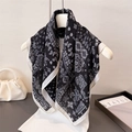 Écharpe classique à imprimé paisley noir et blanc sur support minimaliste avec accessoires chic - 68*68cm / Noir (FR152-1)