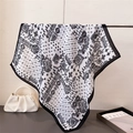 Détail du motif paisley vintage sur un foulard noir et blanc avec sac à main perlé - 68*68cm / Blanc (FR152-3)