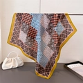 Détail d'un foulard en soie vintage avec motifs géométriques et drapé élégant - 68x68cm / Jaune