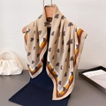 Élégant foulard en soie beige avec motif abeille et bordure rayée sur cintre en bois - Brun Clair