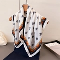 Élégant foulard en soie ivoire à motif abeilles et bordures rayées sur cintre en bois - Blanc